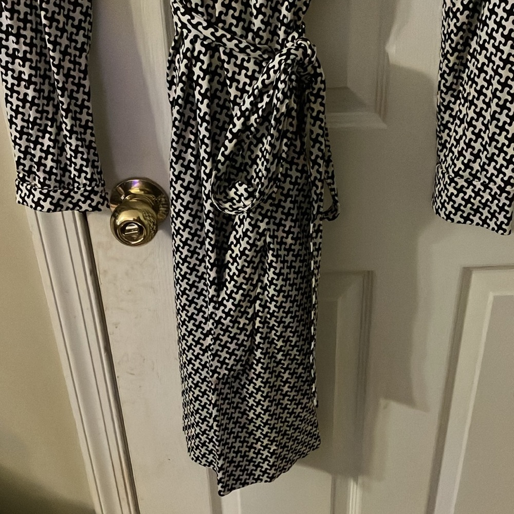 Diane Von Furstenberg- Iconic Shirt Waist Tie Dress Updated in Funky Pattern,EUC - Picture 5 of 11